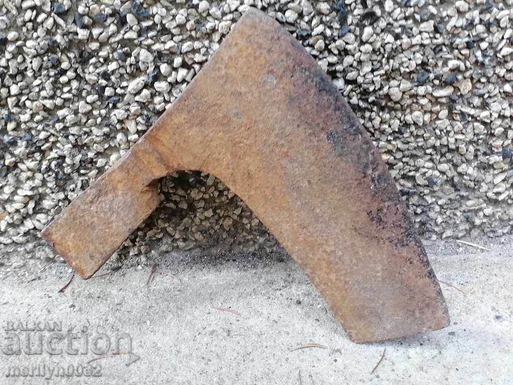 Auction Old ax, curved toothed saber hat without gland Auction Old ax, curved toothed saber hat without gland