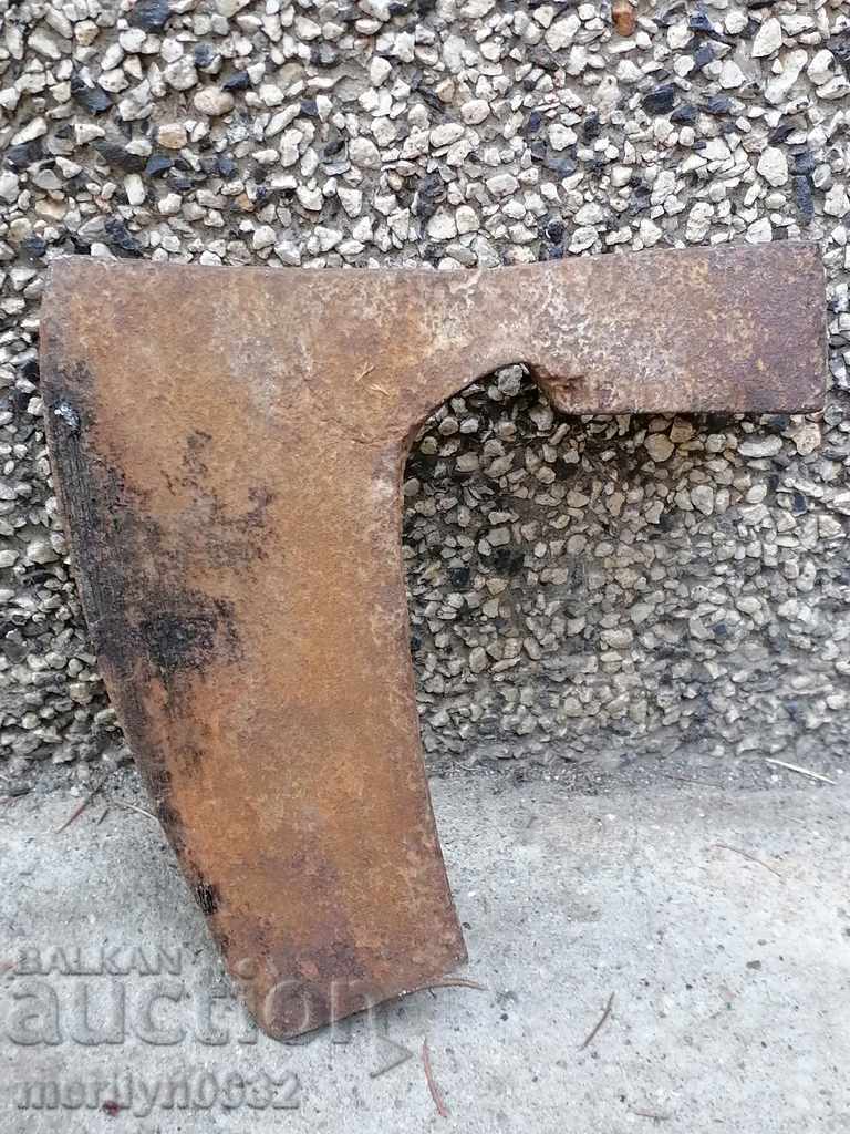 Delivery of Old ax, curved toothed saber hat without gland Delivery of Old ax, curved toothed saber hat without gland