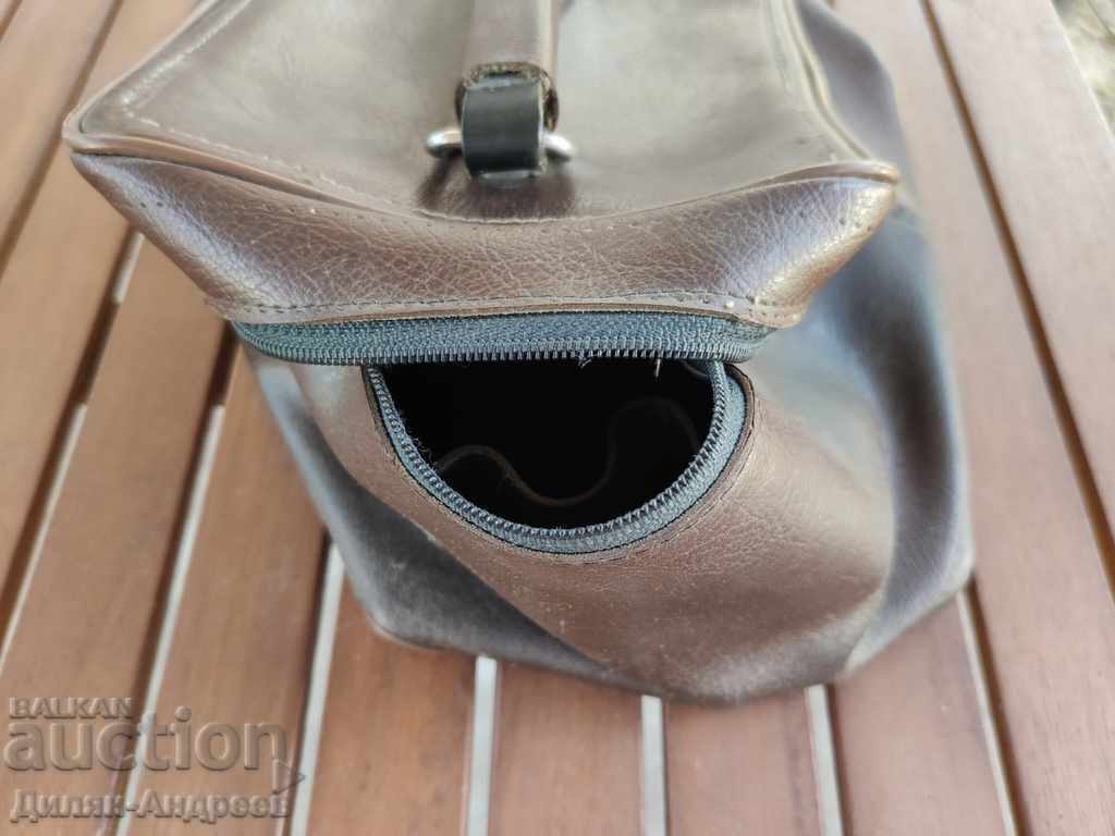 Μια παλιά τσάντα γιατρού από την SOC με τιμή 24.00 BGN | € 12.27