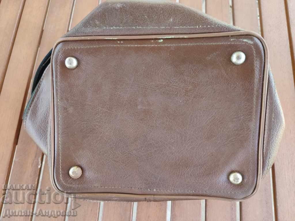 Μια παλιά τσάντα γιατρού από την SOC - 5