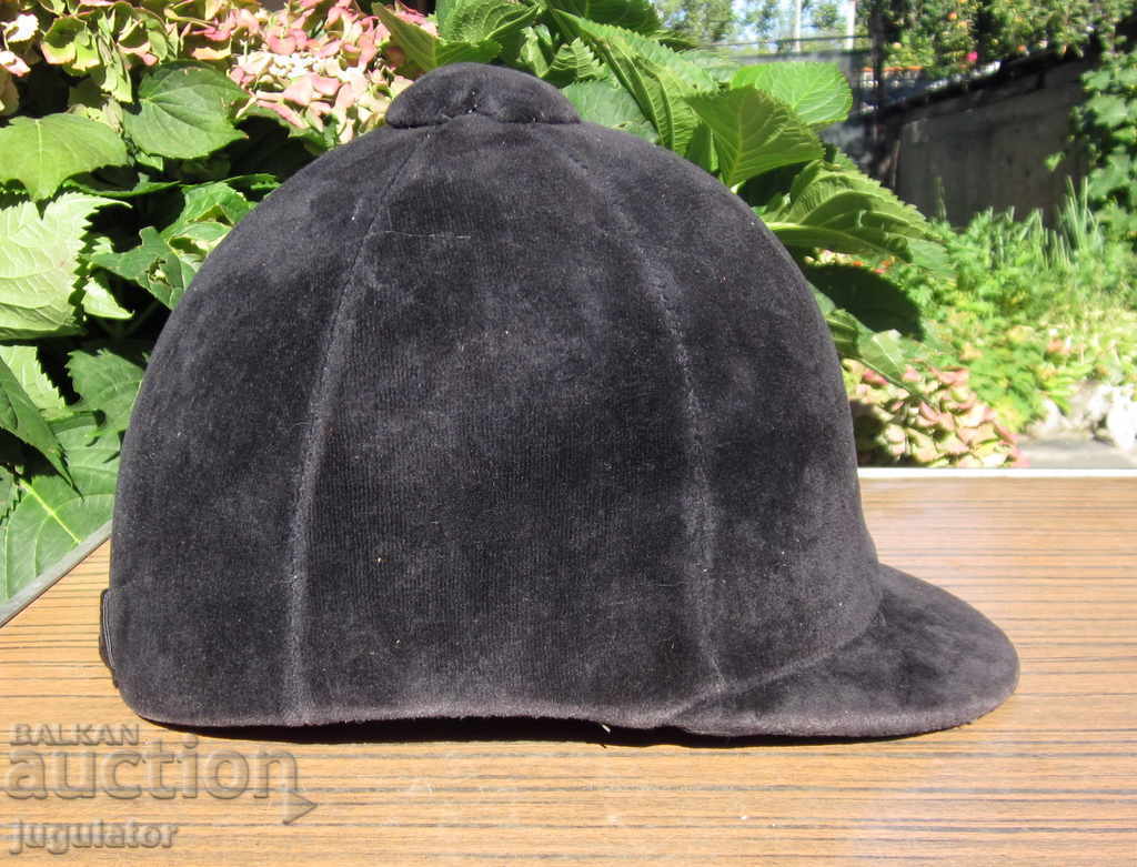 Pălărie cască veche cu catifea pentru jocheu, sporturi ecvestre cu preț € 6.00 | 11.73 BGN Pălărie cască veche cu catifea pentru jocheu, sporturi ecvestre cu preț € 6.00 | 11.73 BGN