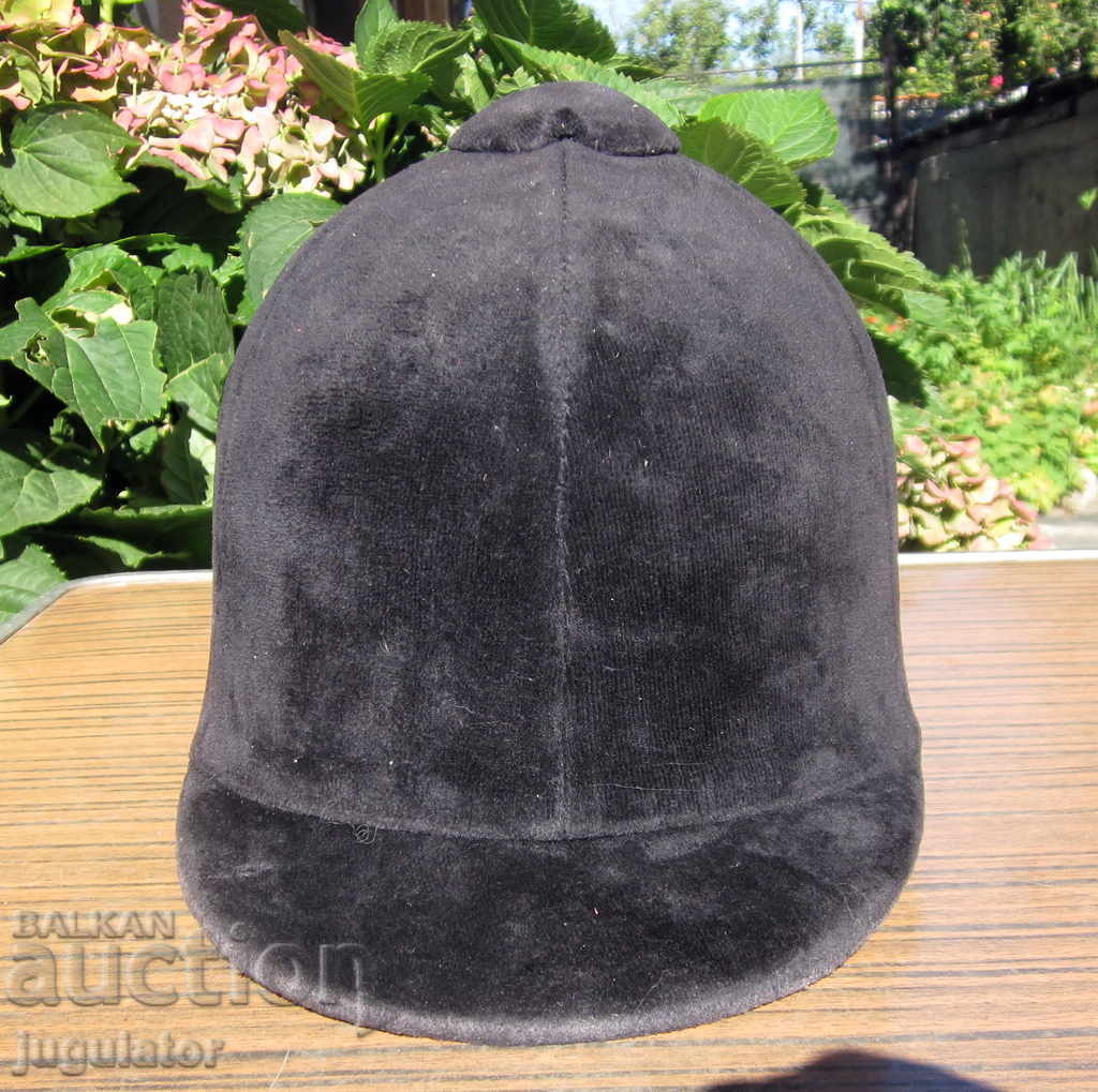 Δημοπρασία παλιό κράνος με καπέλο με βελούδινο ιππικό άθλημα