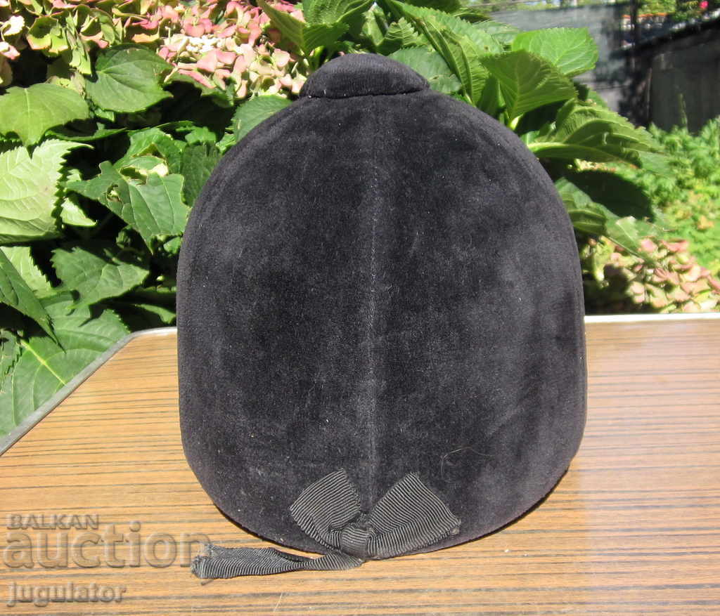 Παράδοση παλιό κράνος με καπέλο με βελούδινο ιππικό άθλημα