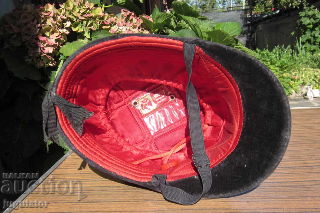 παλιό κράνος με καπέλο με βελούδινο ιππικό άθλημα - 5