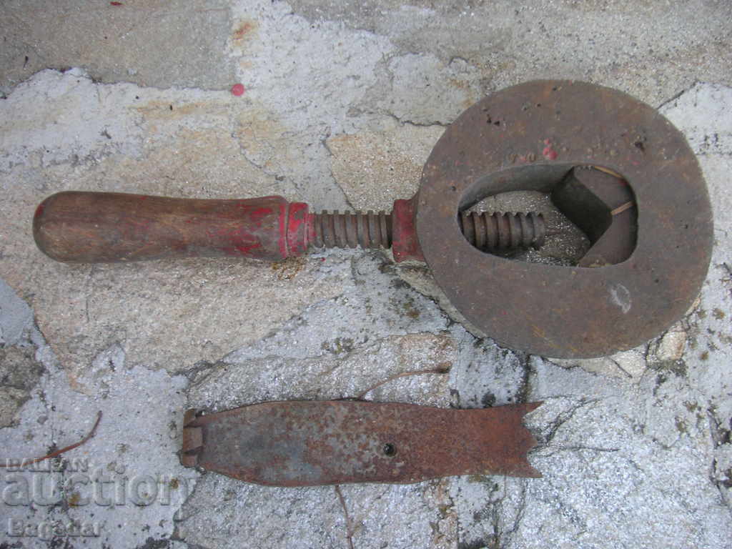 Delivery of Old carpentry tool Delivery of Old carpentry tool