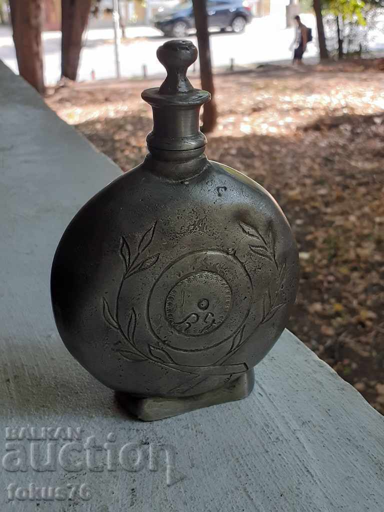 Un vechi Revival haidouk păun de staniu de plumb cu preț 149.00 BGN | € 76.18