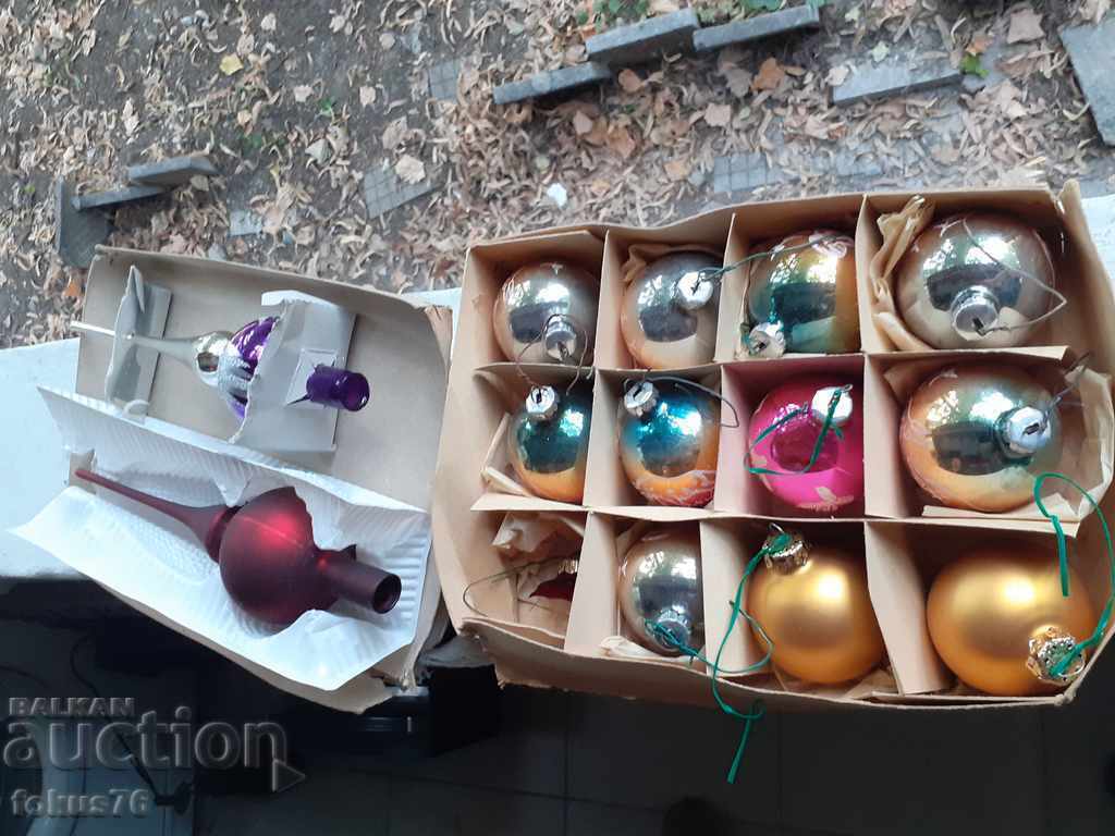 Παράδοση Πολλά γυάλινα χριστουγεννιάτικα παιχνίδια για το χριστουγεννιάτικο δέντρο