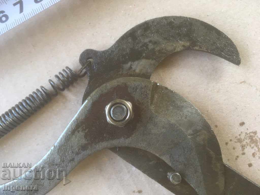 BRANCH SCISSORS WITH ROLL ANCIENT FORGED TOOL with price 35.00 BGN | € 17.90 BRANCH SCISSORS WITH ROLL ANCIENT FORGED TOOL with price 35.00 BGN | € 17.90