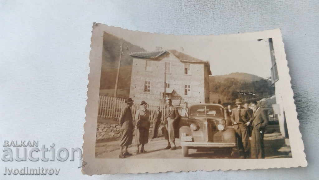 Photo Men around a retro car with registration number Sf 1675