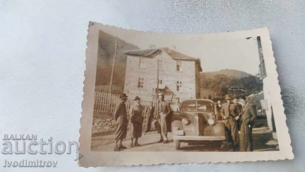 Photo Men around a retro car with registration number SF 1675