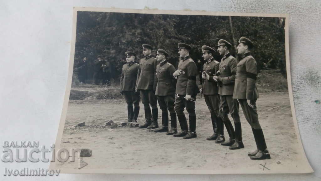 Foto Grup de ofițeri cu panglici de doliu
