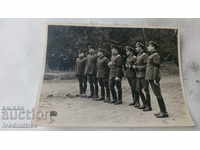 Φωτογραφική ομάδα αξιωματικών με κορδέλες πένθους