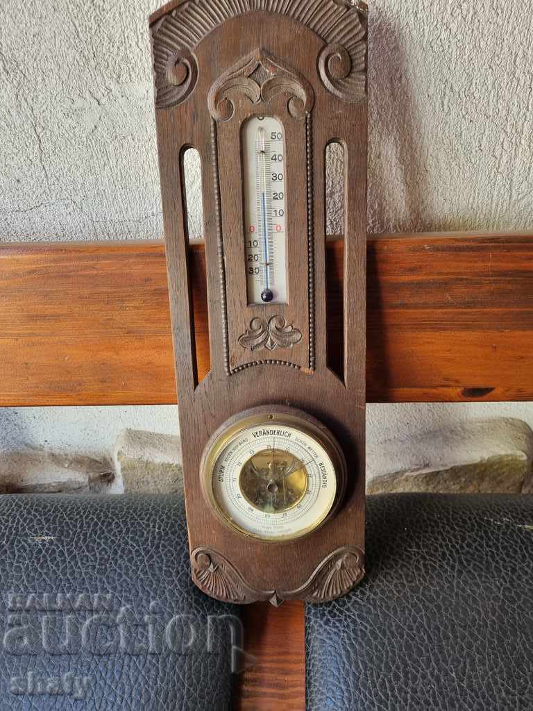 Παλαιό ξύλινο βαρόμετρο και θερμόμετρο