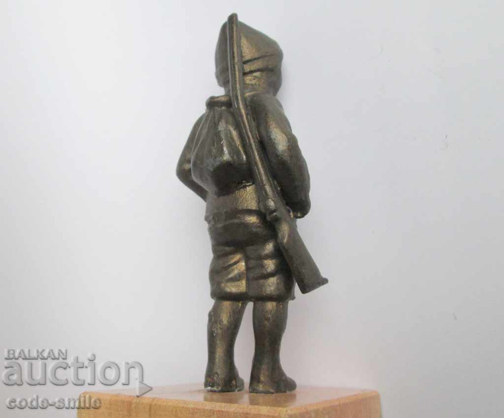 Стара метална фигура статуетка Момче Ловец с пушка с цена 150.00 лв. | € 76.69 Стара метална фигура статуетка Момче Ловец с пушка с цена 150.00 лв. | € 76.69