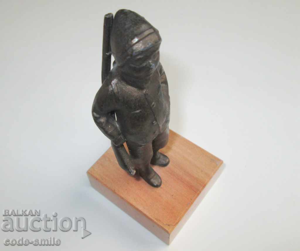 Доставка на Стара метална фигура статуетка Момче Ловец с пушка Доставка на Стара метална фигура статуетка Момче Ловец с пушка