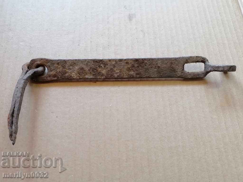 Old latch wrought iron lock primitive chain - 5 Old latch wrought iron lock primitive chain - 5