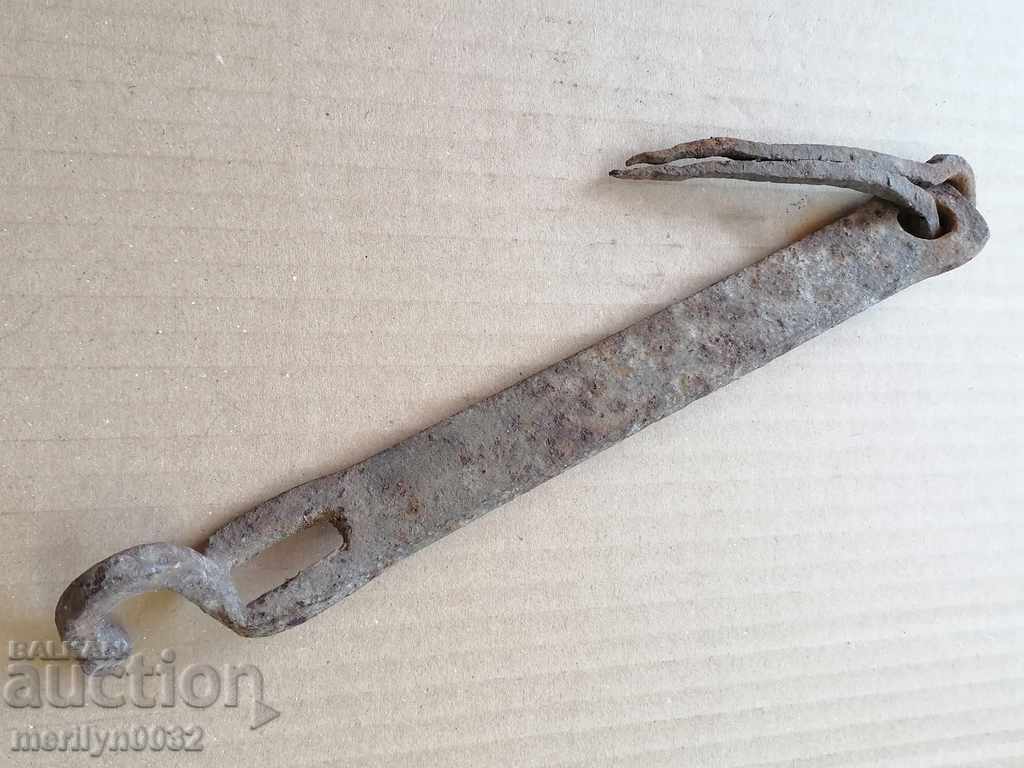 Old latch wrought iron lock primitive chain - 6 Old latch wrought iron lock primitive chain - 6