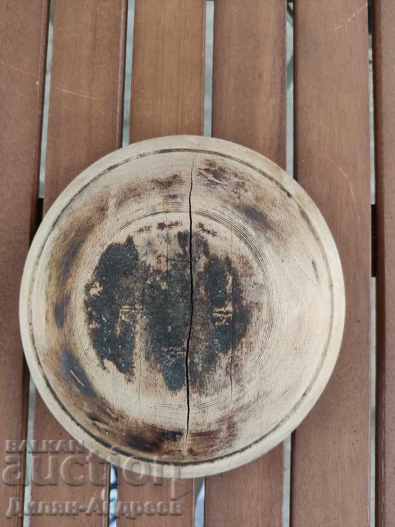 Ένα αρχαίο ξύλινο αγγείο του 20ού αιώνα με τιμή 15.00 BGN | € 7.67 Ένα αρχαίο ξύλινο αγγείο του 20ού αιώνα με τιμή 15.00 BGN | € 7.67