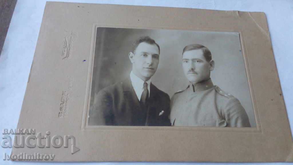 Ofițer S-ka cu vărul său Sofia 1920 Foto din carton Shakaryan