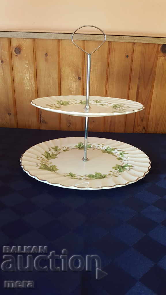 Porcelain tray with price 45.00 BGN | € 23.01