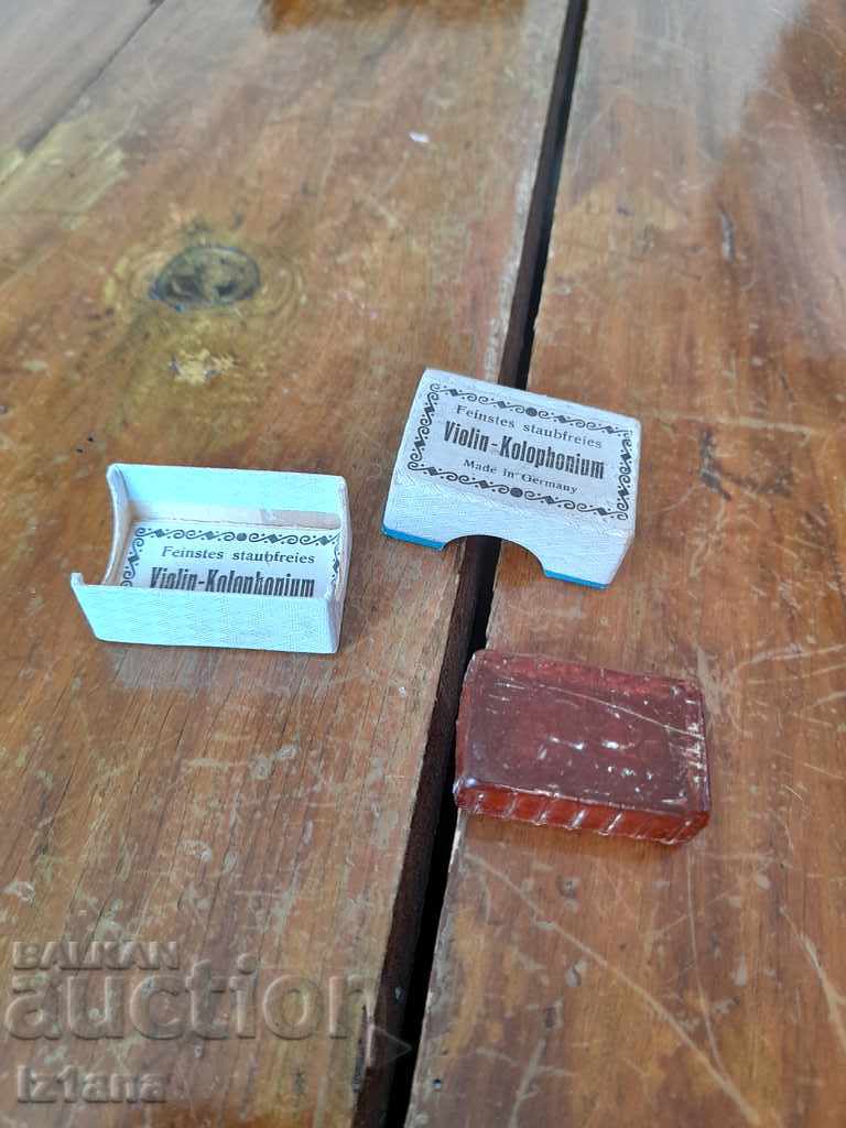 Delivery of Old rosin for musical instruments