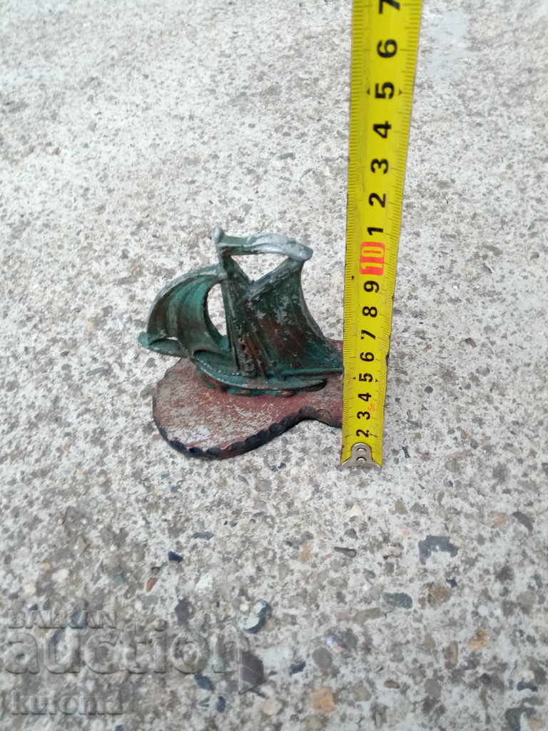 Statuette of a boat with price 14.99 BGN | € 7.66 Statuette of a boat with price 14.99 BGN | € 7.66