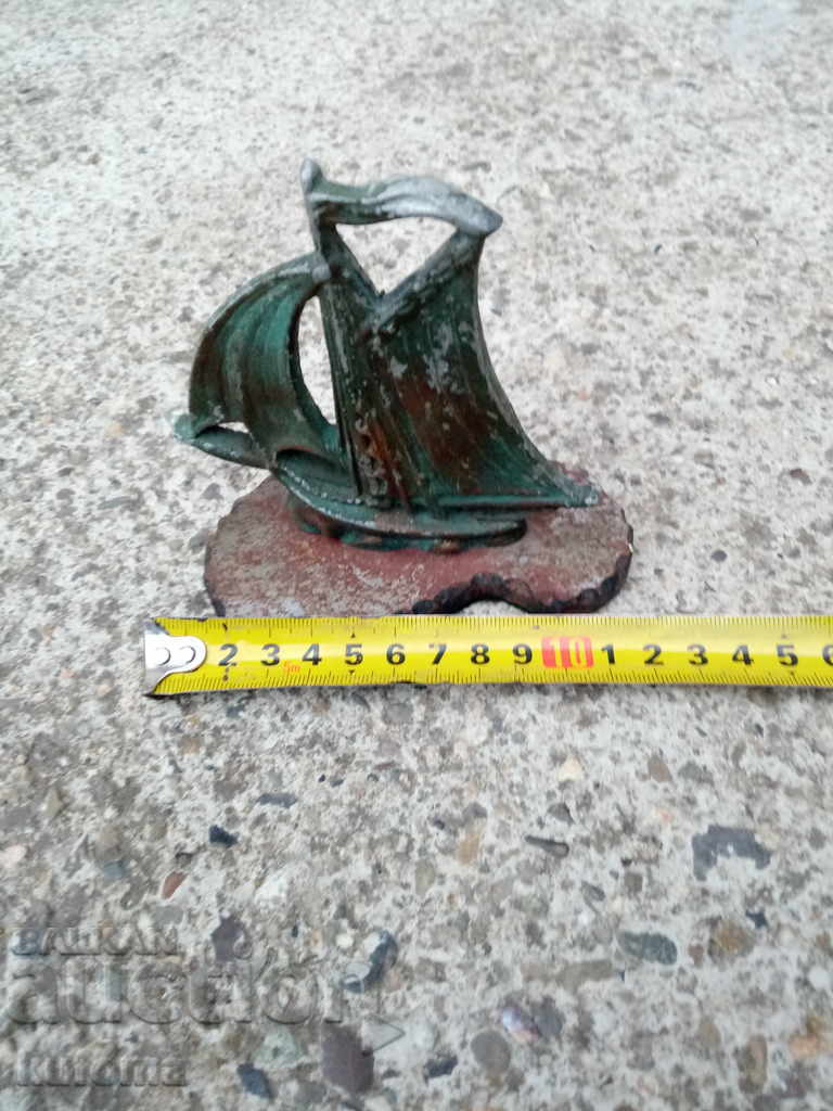 Auction Statuette of a boat Auction Statuette of a boat