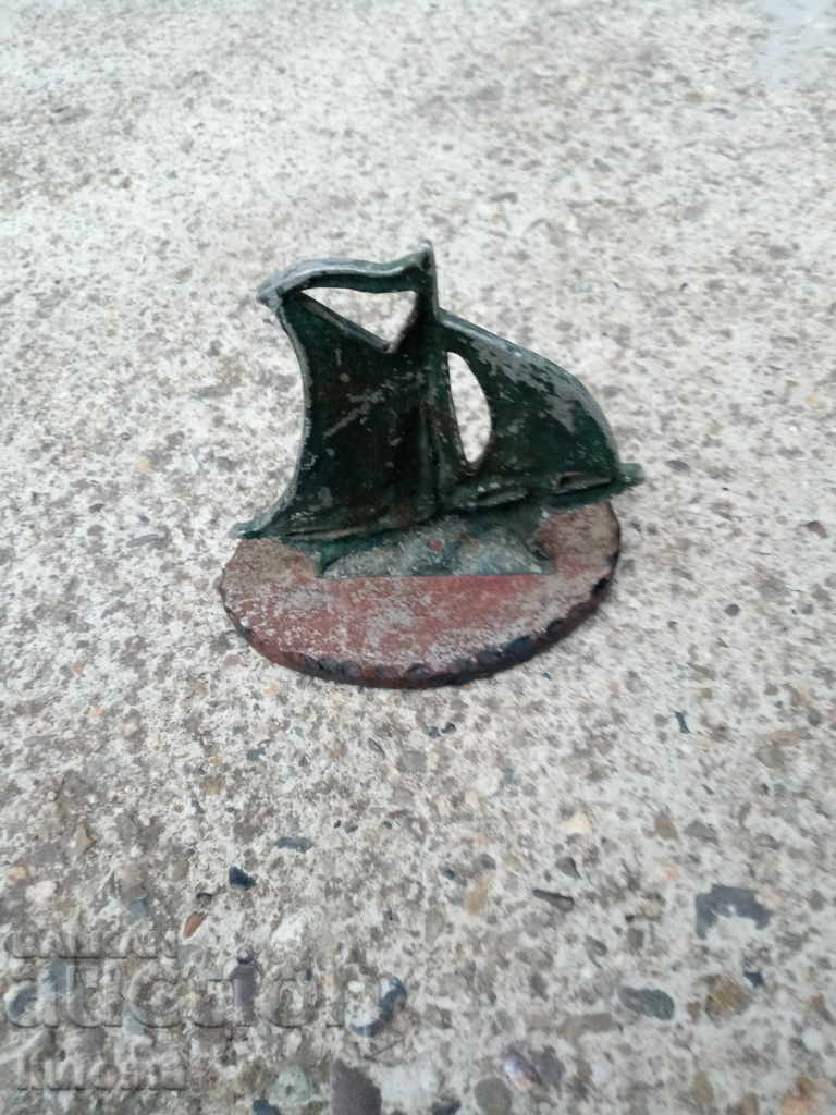 Delivery of Statuette of a boat Delivery of Statuette of a boat