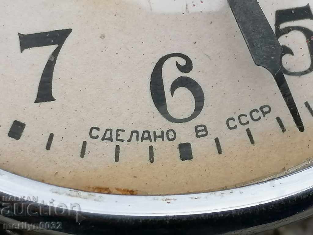 Vechi ceas armean de masă, ceas cu alarmă URSS cu preț 28.00 BGN | € 14.32 Vechi ceas armean de masă, ceas cu alarmă URSS cu preț 28.00 BGN | € 14.32