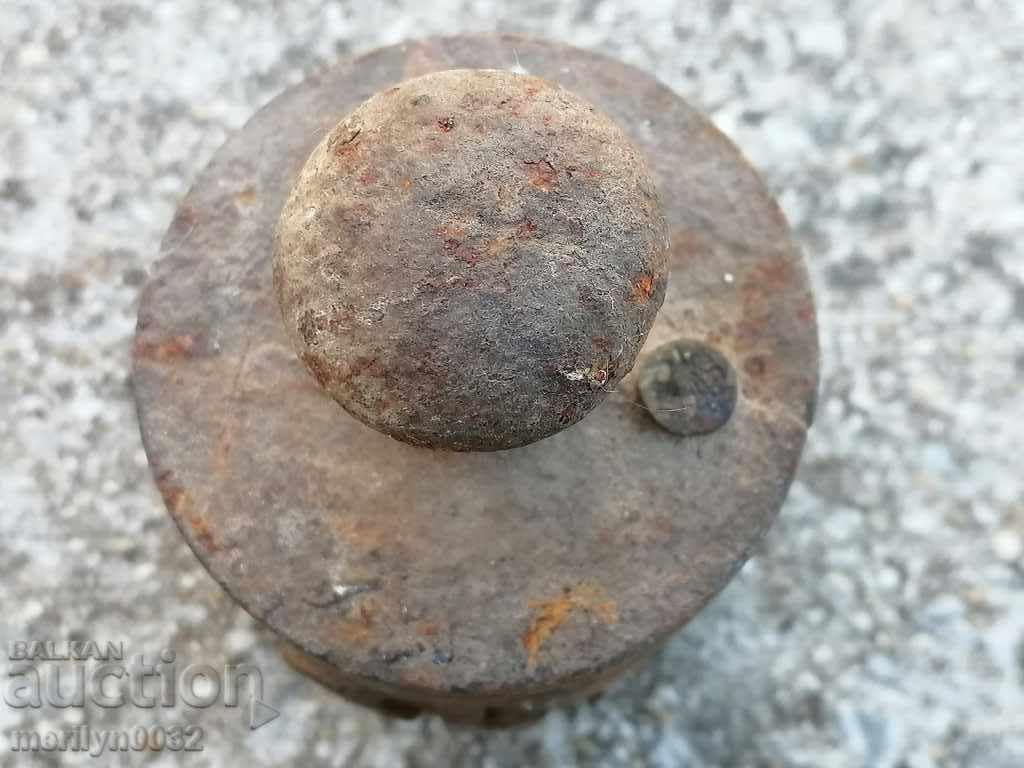 Delivery of Old weighing scale, exaggeration, kilogram control weight Delivery of Old weighing scale, exaggeration, kilogram control weight