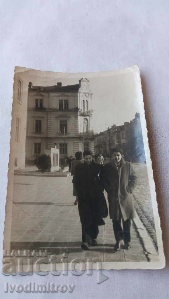 Photo Two young men walking on the main street