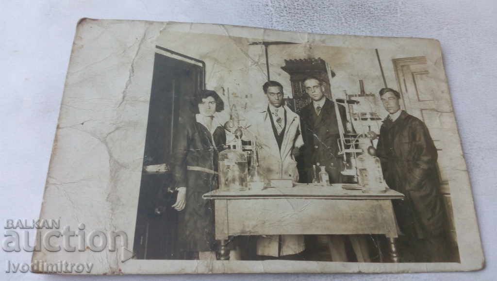 Photo Woman and men in a laboratory