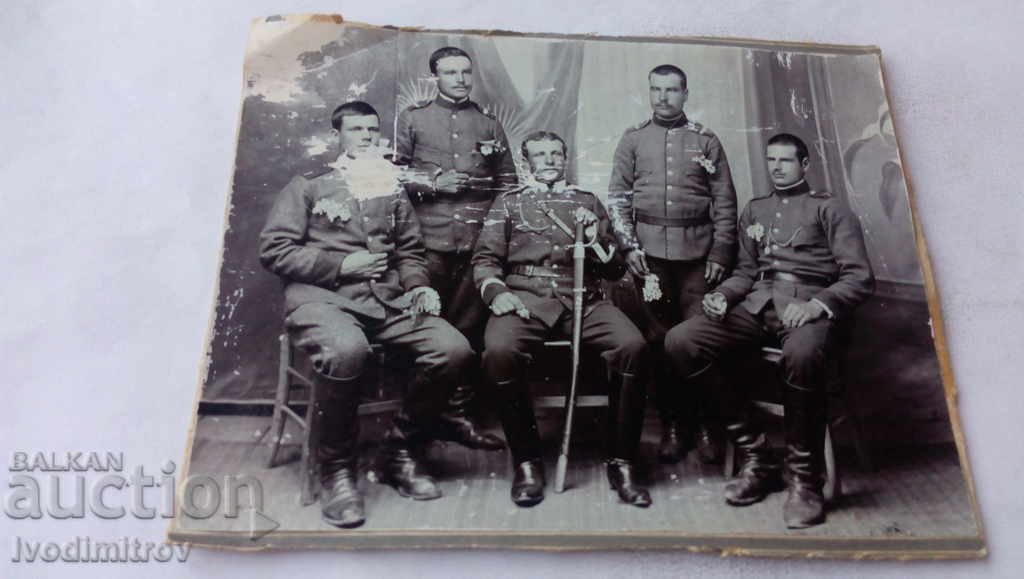 Αξιωματικός φωτογραφιών και τέσσερις στρατιώτες από χαρτόνι