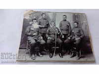Снимка Офицер и четирима войници Картон