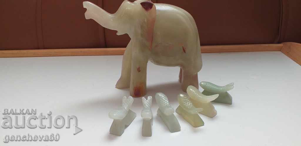 Onyx elephant figure and fish, knife rests - 6