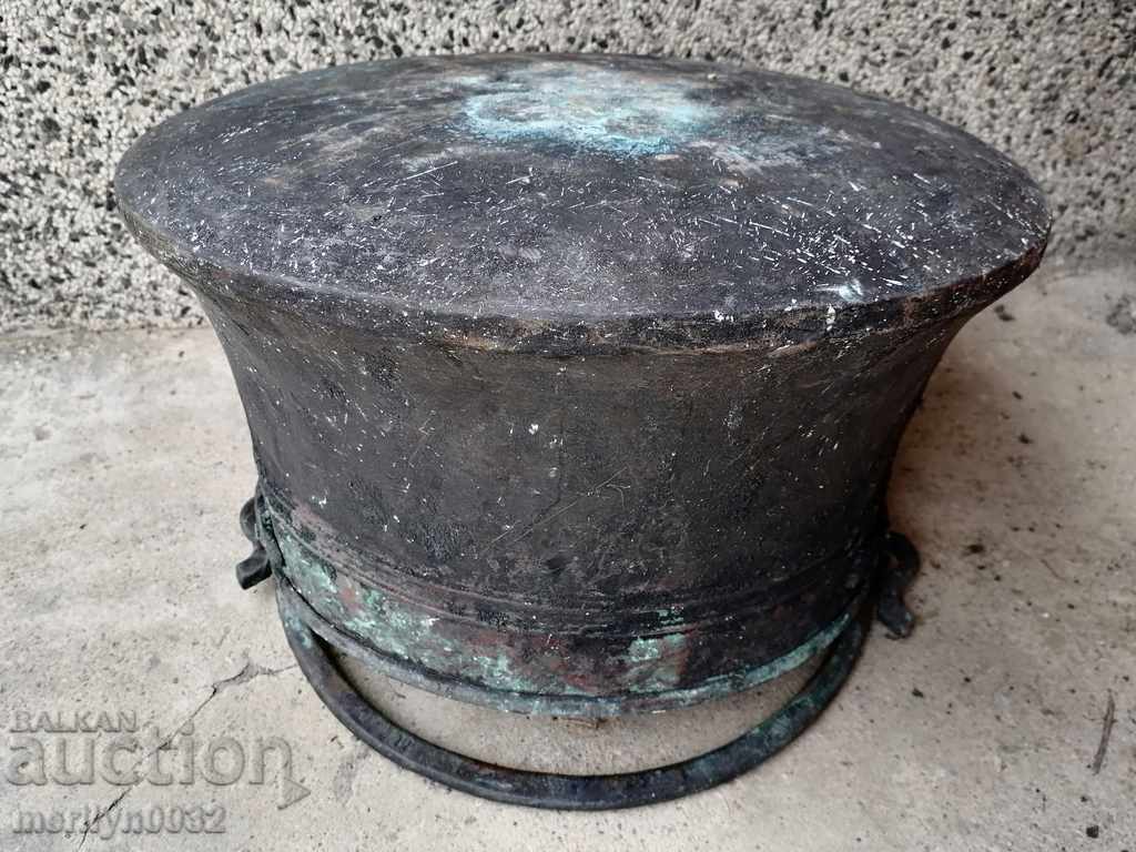 Auction Old harania, a copper pot, a big boiler, a baker, a bumper Auction Old harania, a copper pot, a big boiler, a baker, a bumper