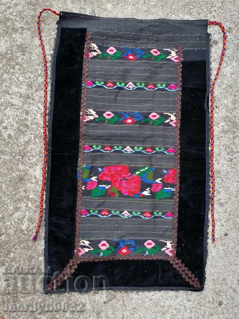 Μια ποδιά κατασκευασμένη από μαύρη φορεσιά, sukman, jingle