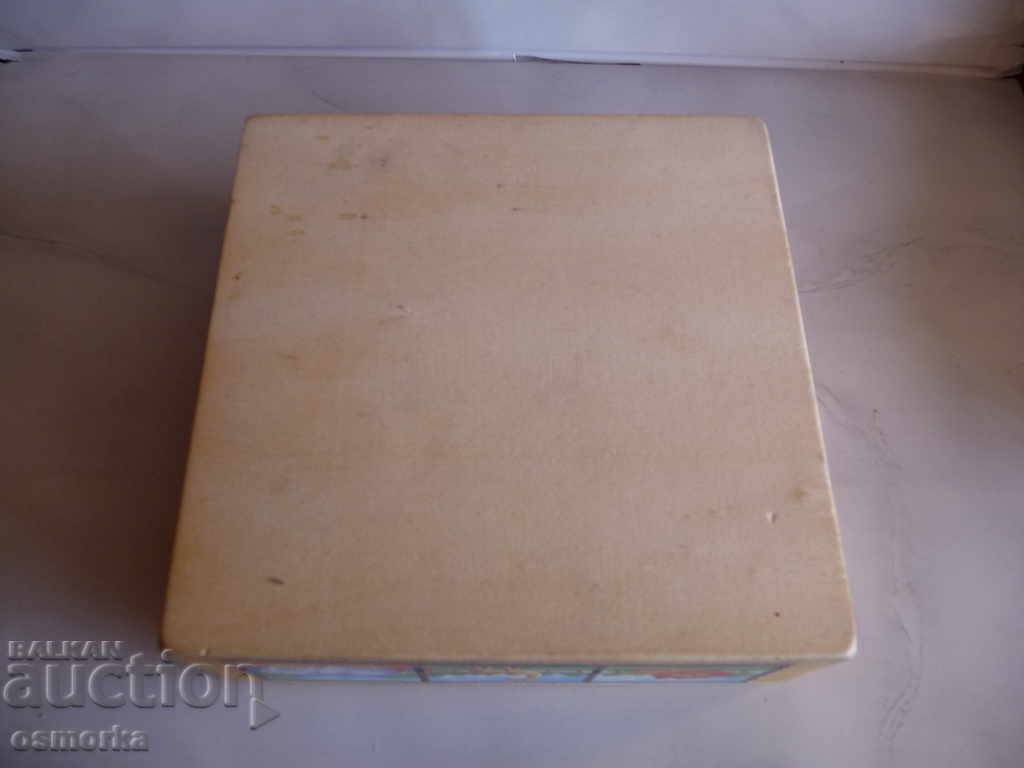 Delivery of Wooden box with a picture of a lion cub for children