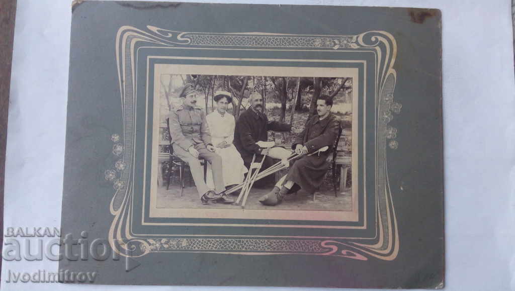 S-ka Officer με τη σύζυγό του και δύο ασθενείς 1916 Χαρτόνι