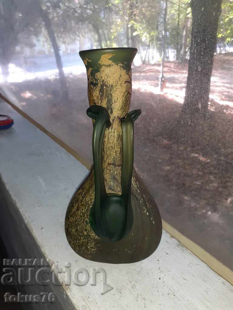 Auction An old beautiful collector's vase Auction An old beautiful collector's vase