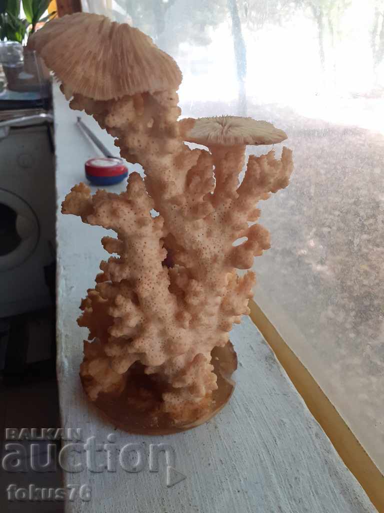 Statuetă de coral alb natural