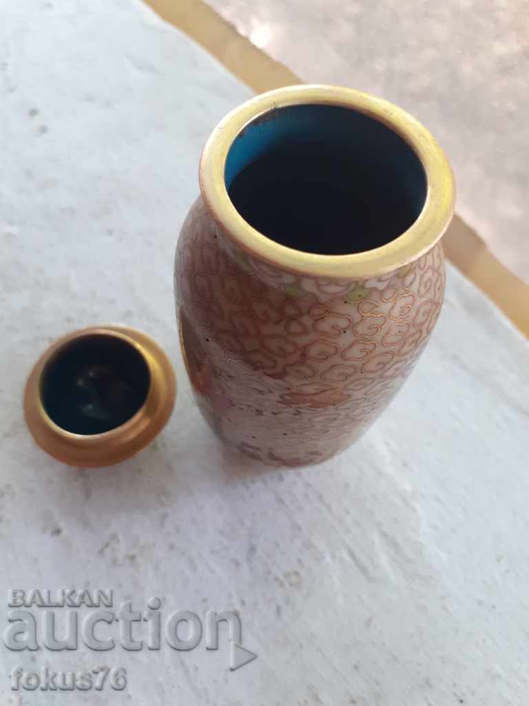 Delivery of Old small cloisonne vase with cloisonne lid