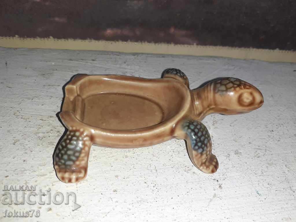 Παράδοση Μια παλιά αγγλική πορσελάνινη χελώνα Παράδοση Μια παλιά αγγλική πορσελάνινη χελώνα