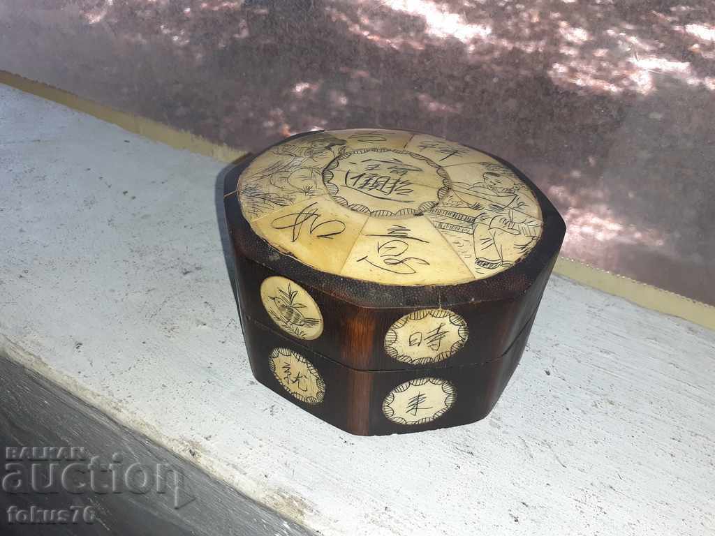 Auction Old antique box made of wood and ivory Auction Old antique box made of wood and ivory