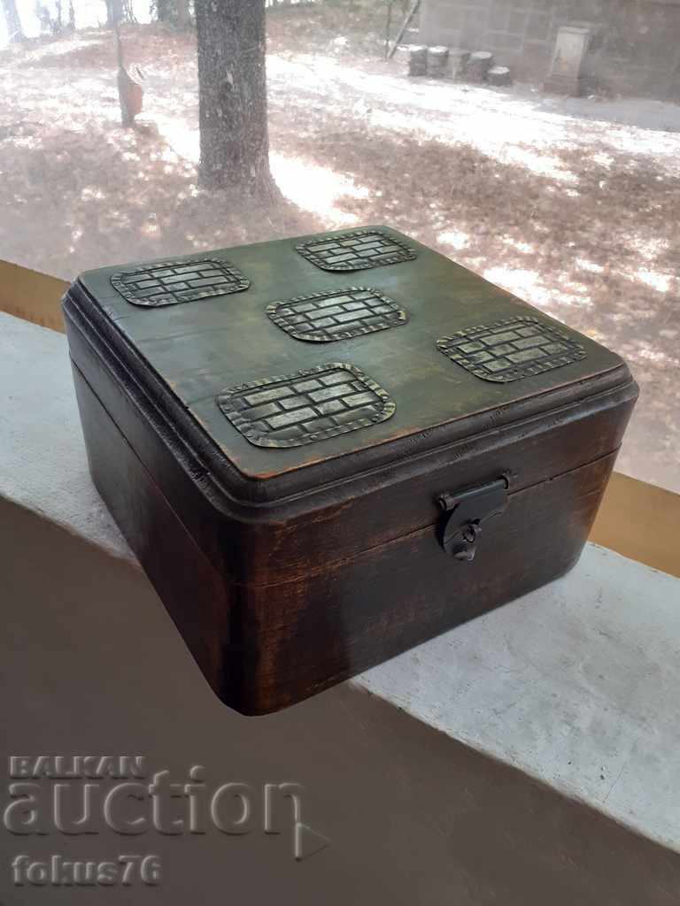 Cutie de lemn antică, cu accesorii metalice cu preț 90.00 BGN | € 46.02 Cutie de lemn antică, cu accesorii metalice cu preț 90.00 BGN | € 46.02