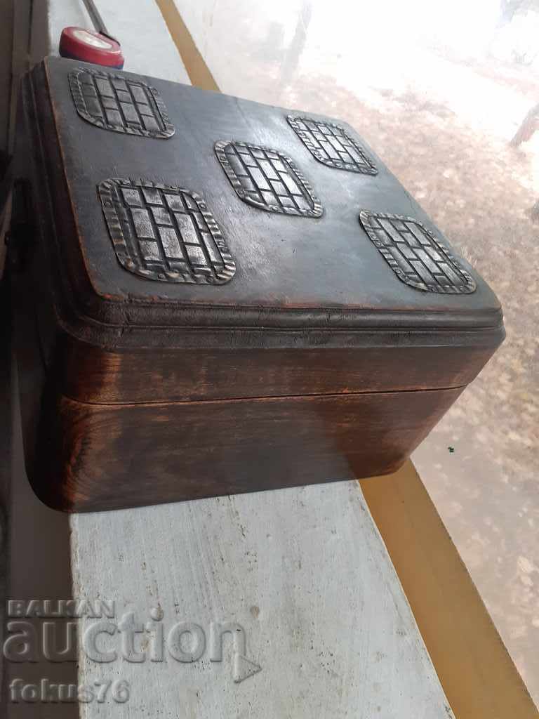 Licitație Cutie de lemn antică, cu accesorii metalice Licitație Cutie de lemn antică, cu accesorii metalice