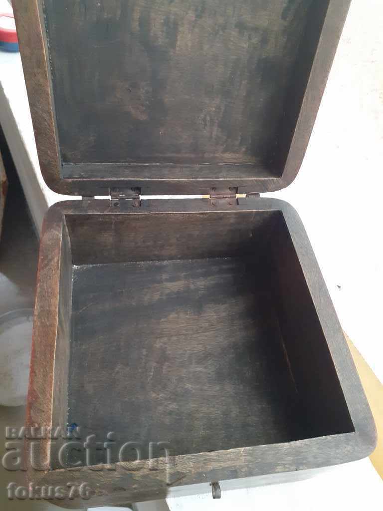 Livrarea Cutie de lemn antică, cu accesorii metalice Livrarea Cutie de lemn antică, cu accesorii metalice