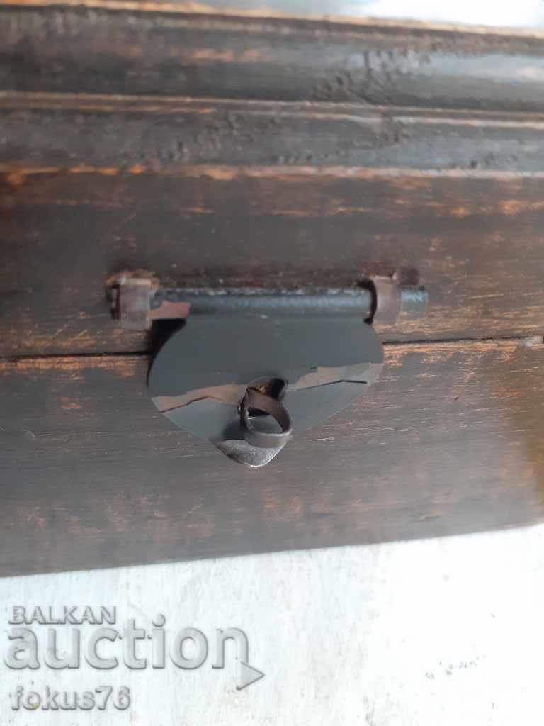 Cutie de lemn antică, cu accesorii metalice - 5 Cutie de lemn antică, cu accesorii metalice - 5