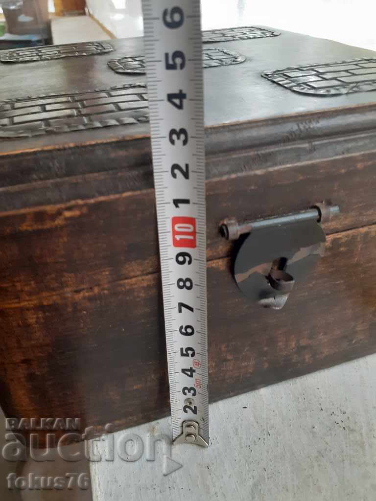 Cutie de lemn antică, cu accesorii metalice - 6 Cutie de lemn antică, cu accesorii metalice - 6