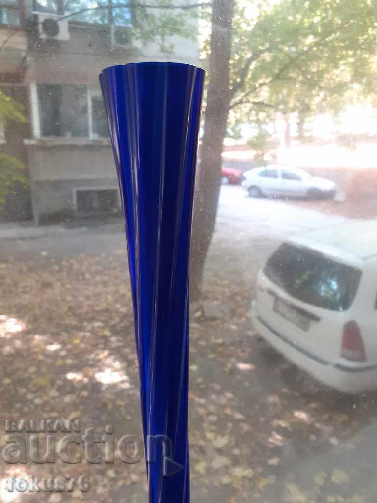 Доставка на Красива синя ваза Доставка на Красива синя ваза